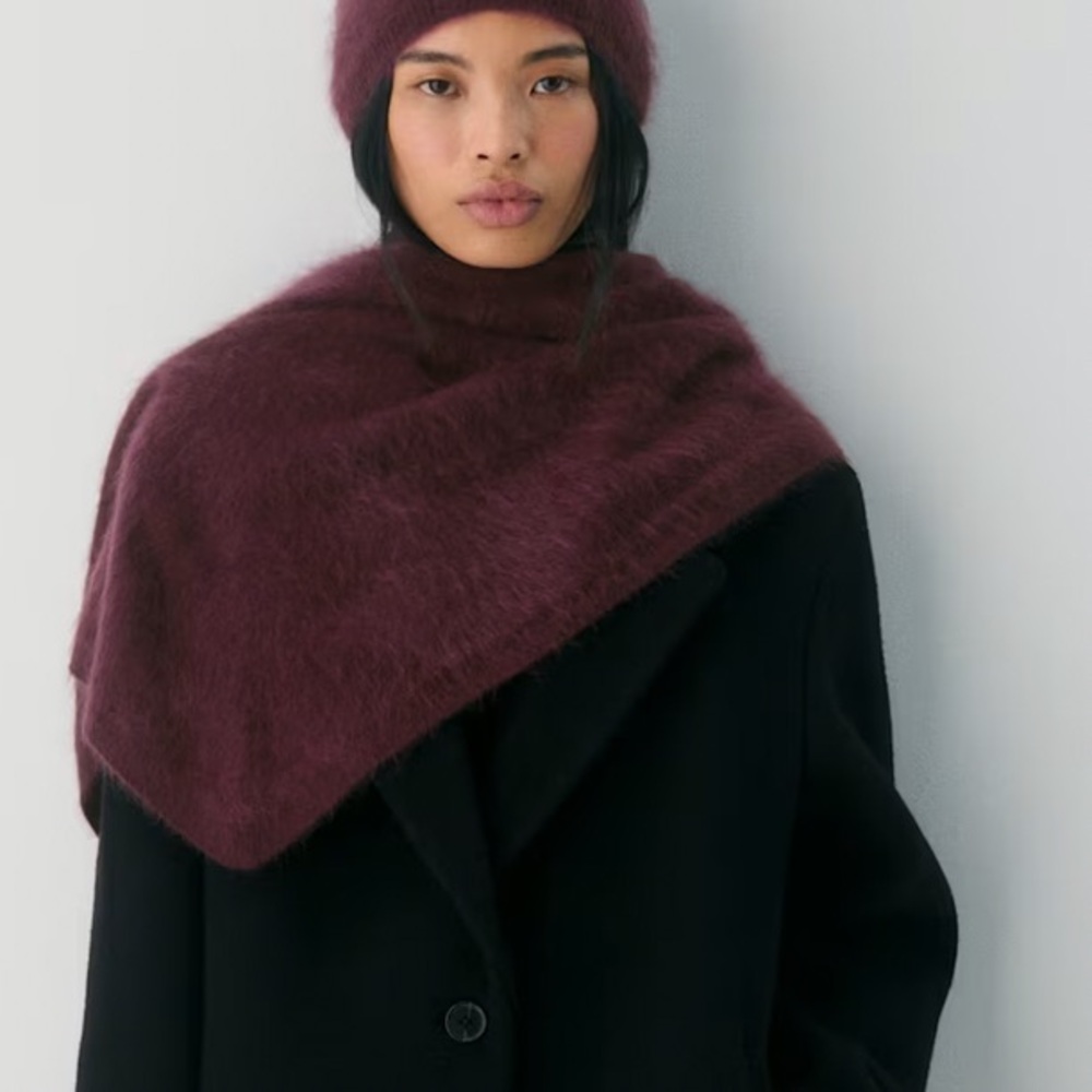 Aritzia Brushed Cashmere Key Large Triangle Scarf. NWOT.